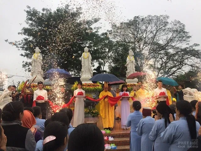 Buổi lễ khánh thành có sự chứng minh tối cao của Hòa thượng Thích Thanh Huyền Nghệ An: Người dân đội mưa dự lễ lạc thành tôn tượng Tam Thánh chùa Long Hoa image-1731933540836