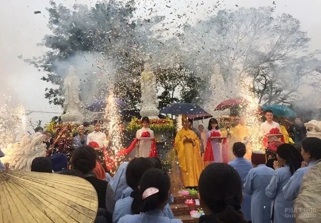 Nghệ An: Người dân đội mưa dự lễ lạc thành tôn tượng Tam Thánh chùa Long Hoa 5 Nghệ An: Người dân đội mưa dự lễ lạc thành tôn tượng Tam Thánh chùa Long Hoa image-1731933541416