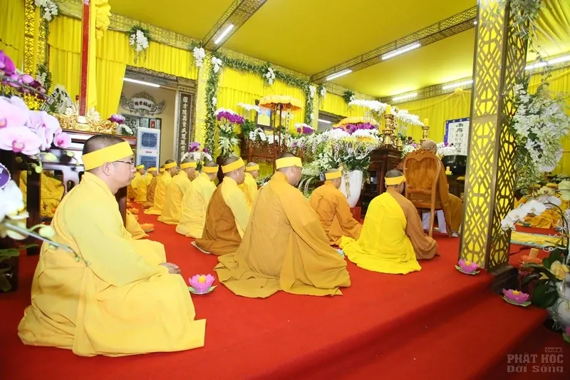 Nghe lời di huấn' của cố HT. Thích Quang Đạo tại đêm thắp nến tri ân image-1732292361416