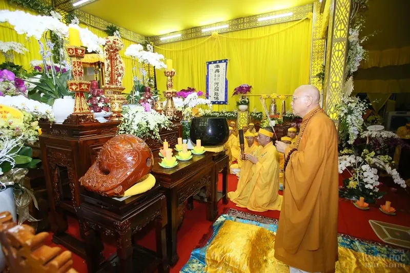 Nghe lời di huấn' của cố HT. Thích Quang Đạo tại đêm thắp nến tri ân image-1732292363685