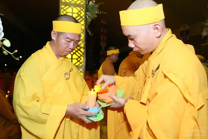 Nghe lời di huấn' của cố HT. Thích Quang Đạo tại đêm thắp nến tri ân image-1732292366890