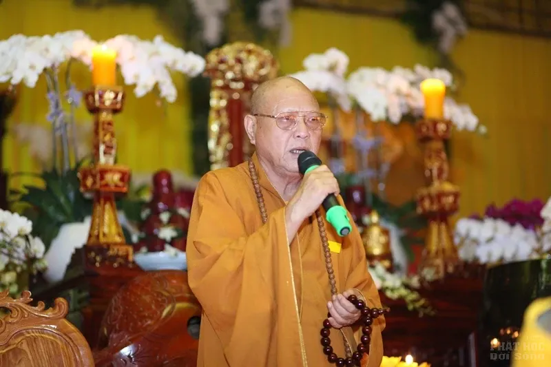 Nghe lời di huấn' của cố HT. Thích Quang Đạo tại đêm thắp nến tri ân image-1732292381046