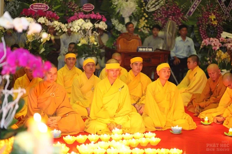 Nghe lời di huấn' của cố HT. Thích Quang Đạo tại đêm thắp nến tri ân image-1732292408718