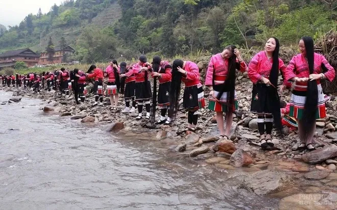 Ngôi làng phụ nữ chỉ cắt tóc một lần trong đời image-1732290367118