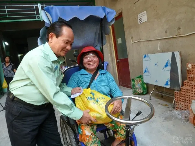 Người luôn mang niềm vui đến với người nghèo image-1732288699344