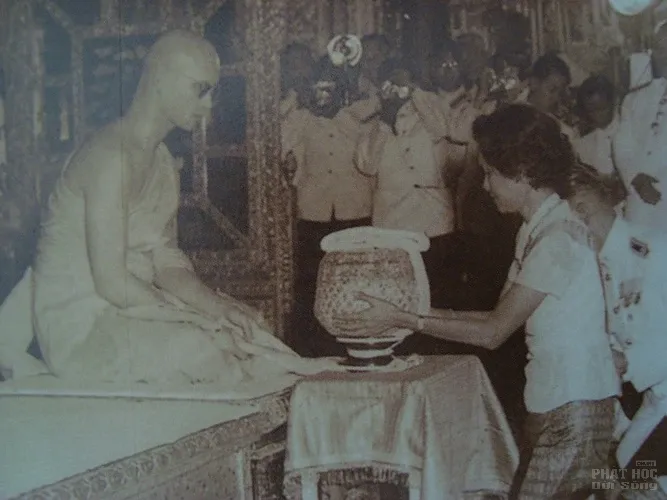 Người Thái Lan òa khóc khi nghe tin nhà vua qua đời image-1732287064351