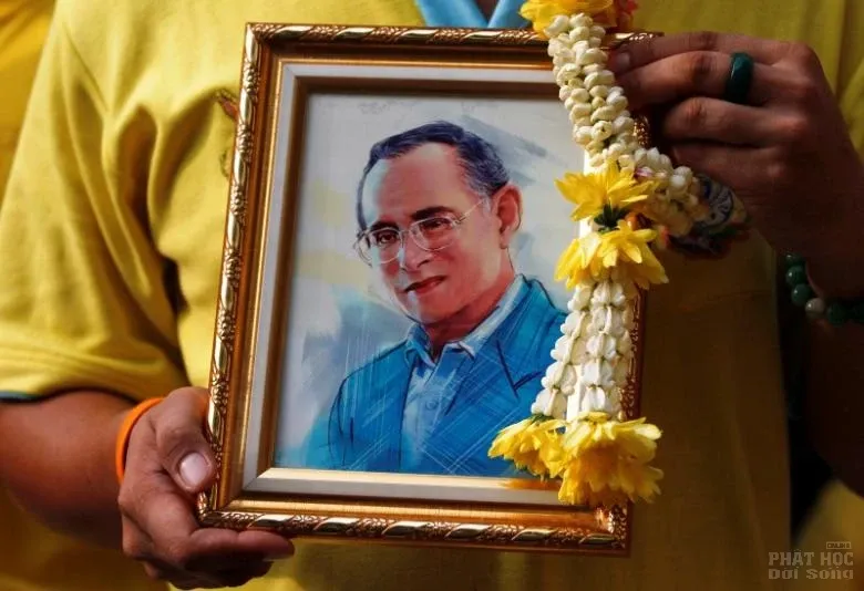 Người Thái Lan òa khóc khi nghe tin nhà vua qua đời image-1732287066850