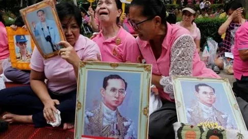 Người Thái Lan òa khóc khi nghe tin nhà vua qua đời image-1732287067699