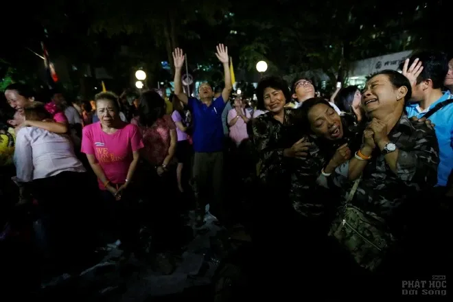 Người Thái Lan òa khóc khi nghe tin nhà vua qua đời image-1732287068287