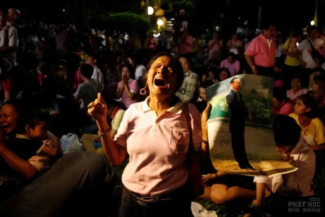 Người Thái Lan òa khóc khi nghe tin nhà vua qua đời image-1732287068980