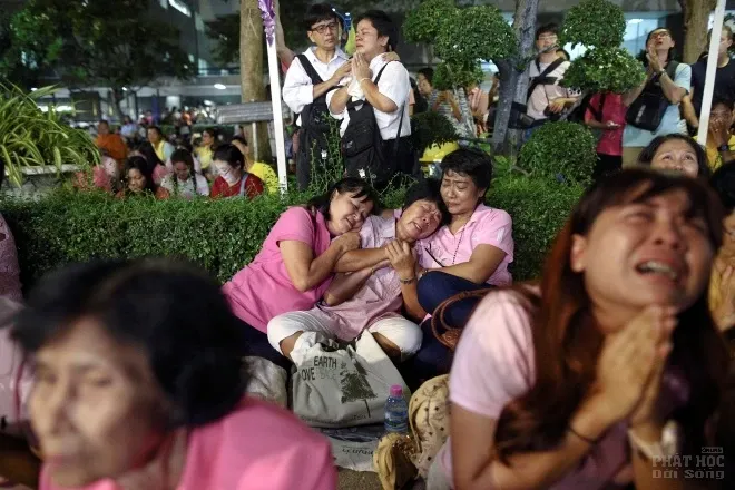 Người Thái Lan òa khóc khi nghe tin nhà vua qua đời image-1732287070603