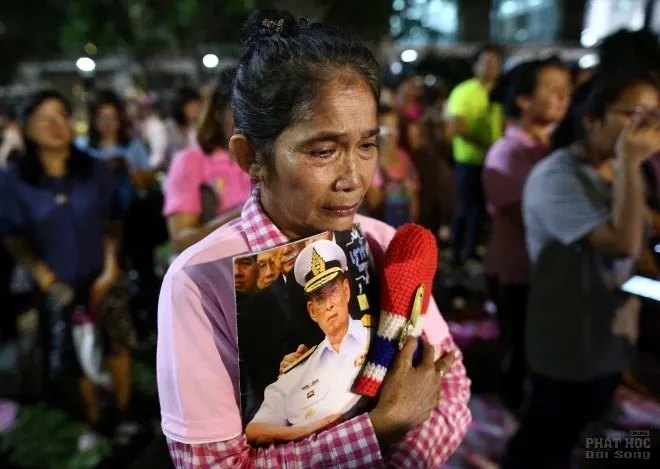 Người Thái Lan òa khóc khi nghe tin nhà vua qua đời image-1732287073814