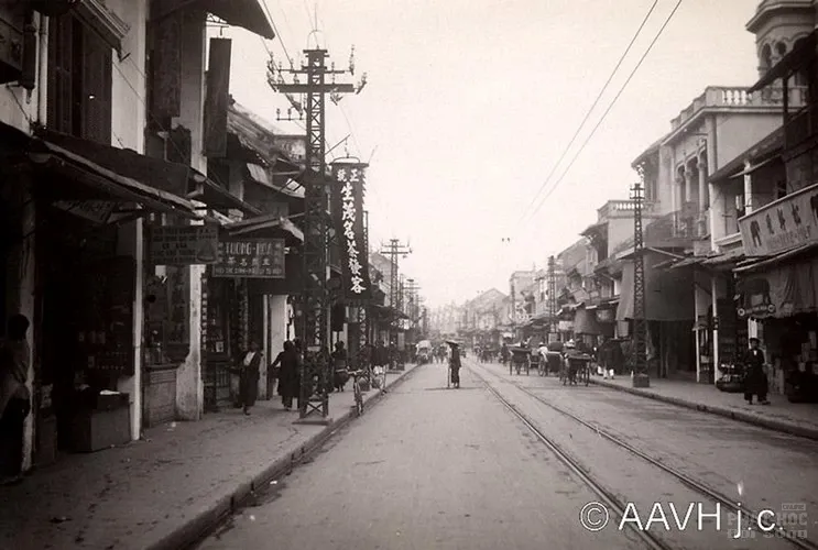 Người Việt không xấu xí: Cái vỉa hè và nỗi ngại ‘mang tiếng’ image-1731940074949