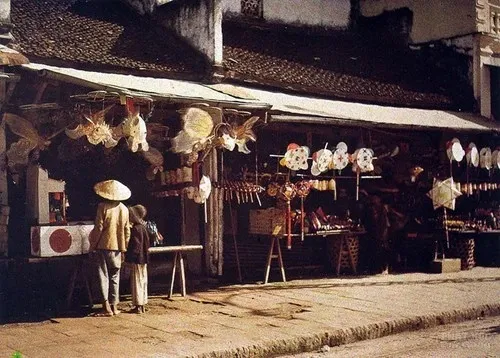 Người Việt không xấu xí: Cái vỉa hè và nỗi ngại ‘mang tiếng’ image-1731940075639