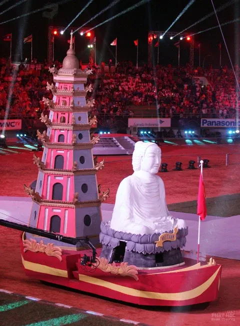 Nhớ Sea games 26 với hình ảnh Đức Phật và tháp Phước Duyên chùa Thiên Mụ của đoàn thể Việt Nam image-1731941101408