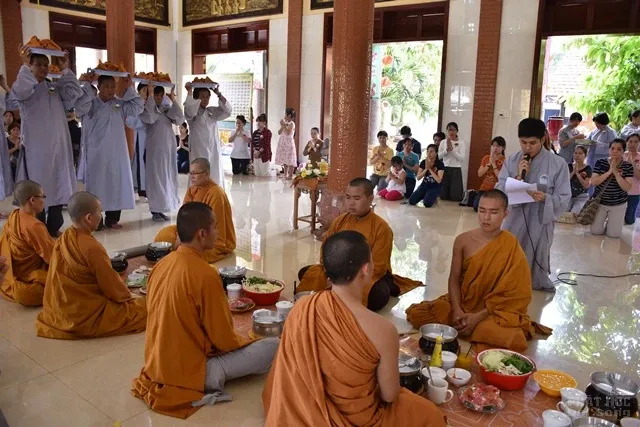 Nhóm thiện nguyện Từ Tâm dâng y ca sa và thiện nguyện trong mùa tự tứ image-1731940595469