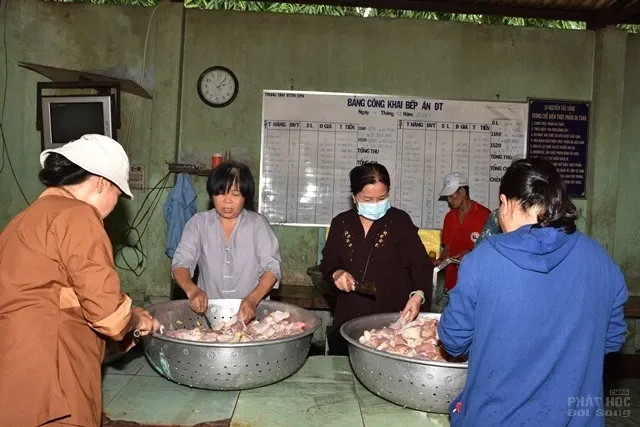 Nhóm thiện nguyện Từ Tâm dâng y ca sa và thiện nguyện trong mùa tự tứ image-1731940598339