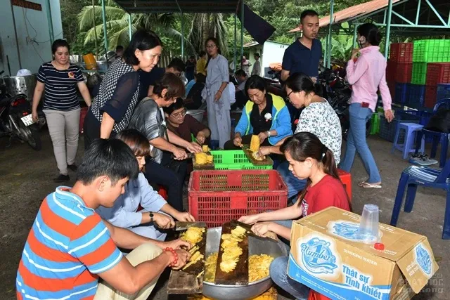 Nhóm thiện nguyện Từ Tâm dâng y ca sa và thiện nguyện trong mùa tự tứ 11 Nhóm thiện nguyện Từ Tâm dâng y ca sa và thiện nguyện trong mùa tự tứ image-1731940601099