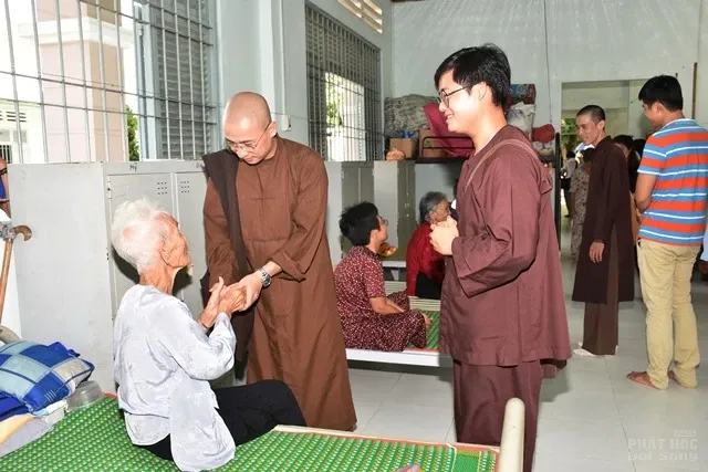 Nhóm thiện nguyện Từ Tâm dâng y ca sa và thiện nguyện trong mùa tự tứ image-1731940604489