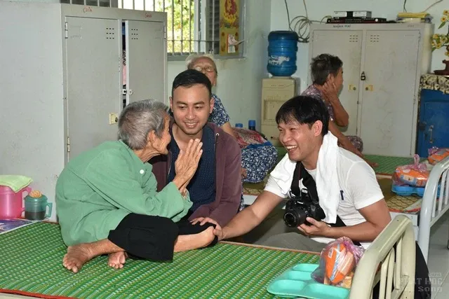 Nhóm thiện nguyện Từ Tâm dâng y ca sa và thiện nguyện trong mùa tự tứ 17 Nhóm thiện nguyện Từ Tâm dâng y ca sa và thiện nguyện trong mùa tự tứ image-1731940605193