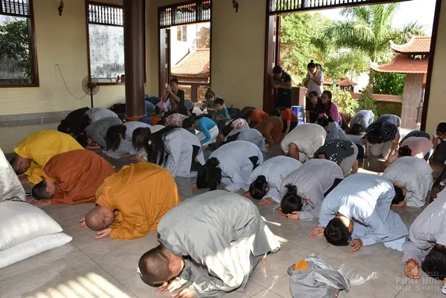 Nhóm thiện nguyện Từ Tâm dâng y ca sa và thiện nguyện trong mùa tự tứ 21 Nhóm thiện nguyện Từ Tâm dâng y ca sa và thiện nguyện trong mùa tự tứ image-1731940608067