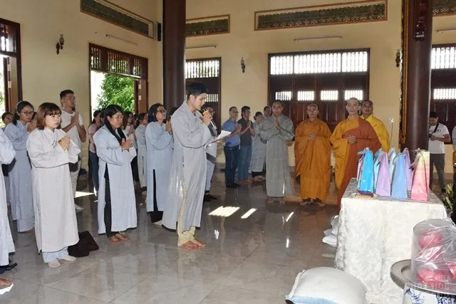 Nhóm thiện nguyện Từ Tâm dâng y ca sa và thiện nguyện trong mùa tự tứ image-1731940608674