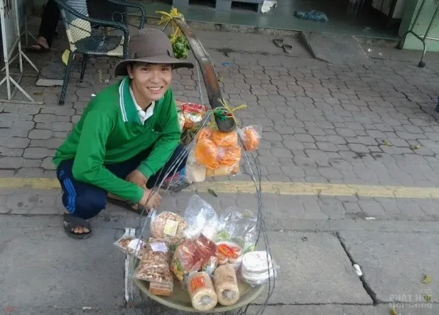 Những đôi quang gánh hàng rong image-1732288432418