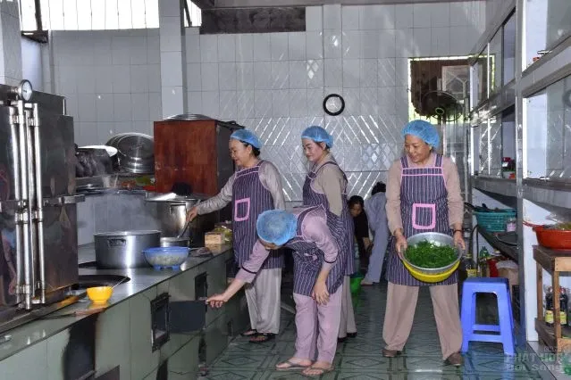 Những người con gái Phật đang thực hành pháp môn Giới – Định - Tuệ image-1731944710309