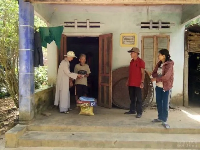 Những phần quà dành cho người neo đơn xã Bình Phú image-1731921221334