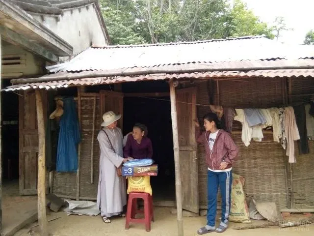 Những phần quà dành cho người neo đơn xã Bình Phú image-1731921222025