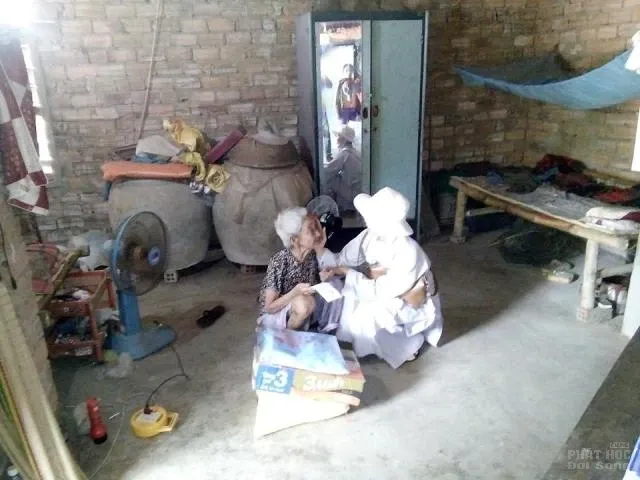 Những phần quà dành cho người neo đơn xã Bình Phú image-1731921223577