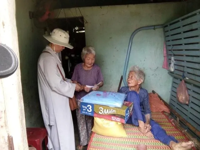 Những phần quà dành cho người neo đơn xã Bình Phú image-1731921224254
