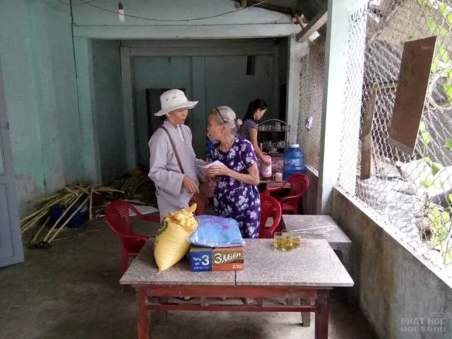 Những phần quà dành cho người neo đơn xã Bình Phú image-1731921224861