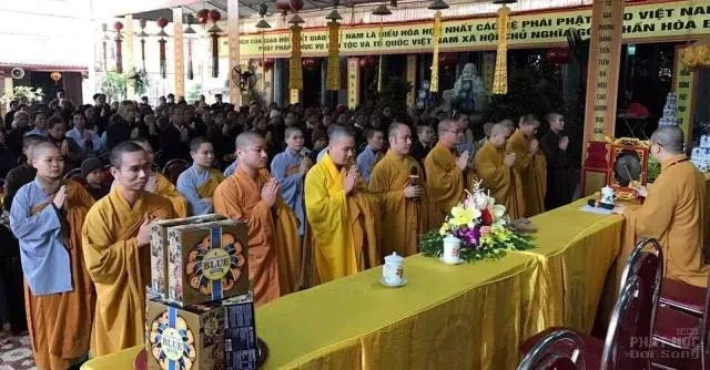 Ninh Bình: Tăng Ni đảnh lễ thầy ngày xuân tại chùa Hồng An image-1731932712489