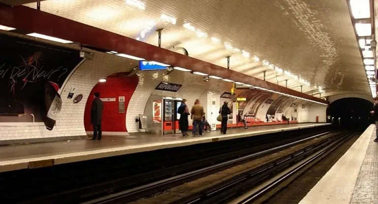 Ông già mù nghèo khổ xin ăn góc chợ, hành động của bé gái làm ông khóc mãi image-1731934823251