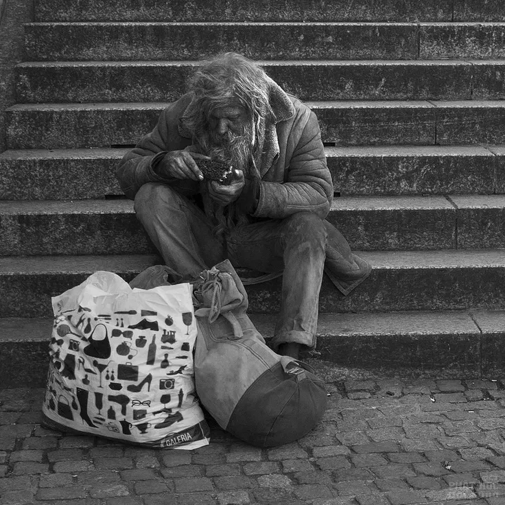 Ông già mù nghèo khổ xin ăn góc chợ, hành động của bé gái làm ông khóc mãi image-1731934824890