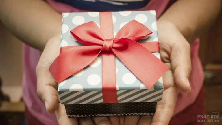 Ông già mù nghèo khổ xin ăn góc chợ, hành động của bé gái làm ông khóc mãi image-1731934825837