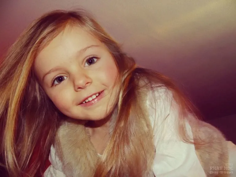 Ông già mù nghèo khổ xin ăn góc chợ, hành động của bé gái làm ông khóc mãi image-1731934826584