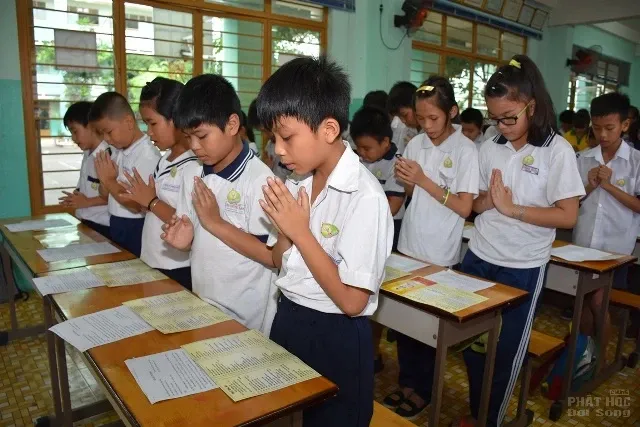 Phật đản đến sớm với các em lớp học tình thương Phật đản đến sớm với các em lớp học tình thương image-1731746495418