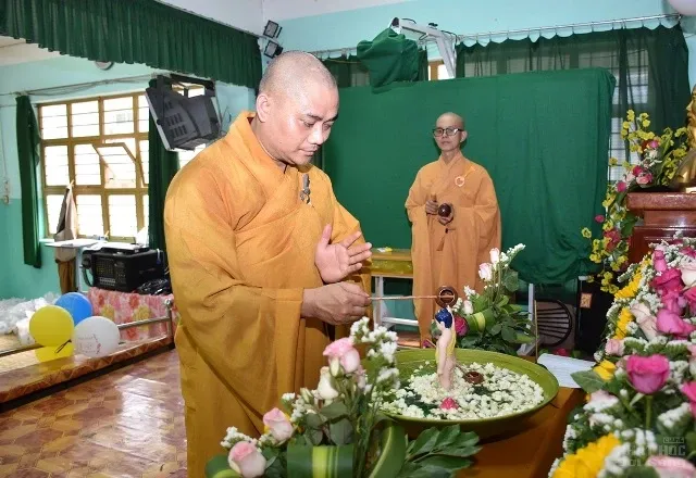 Phật đản đến sớm với các em lớp học tình thương Phật đản đến sớm với các em lớp học tình thương image-1731746496025