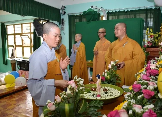 Phật đản đến sớm với các em lớp học tình thương 1 Phật đản đến sớm với các em lớp học tình thương image-1731746496637