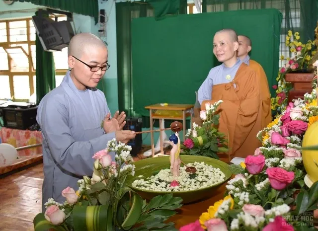 Phật đản đến sớm với các em lớp học tình thương 2 Phật đản đến sớm với các em lớp học tình thương image-1731746497870