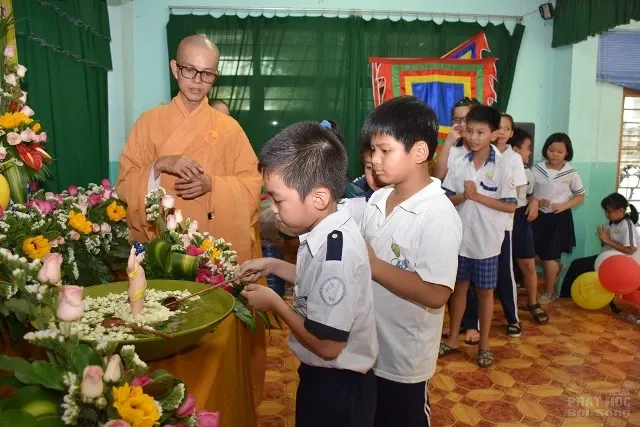 Phật đản đến sớm với các em lớp học tình thương Phật đản đến sớm với các em lớp học tình thương image-1731746498545