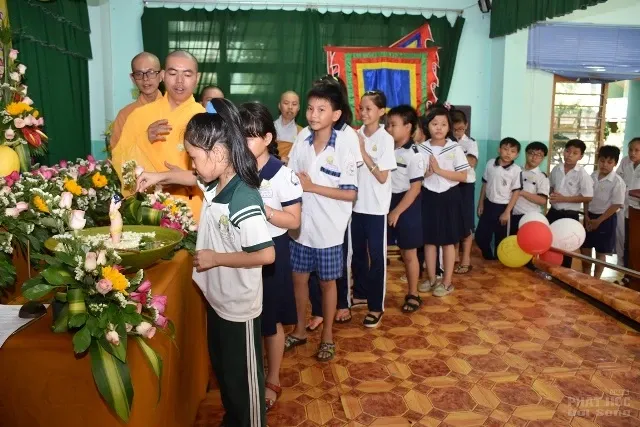 Phật đản đến sớm với các em lớp học tình thương Phật đản đến sớm với các em lớp học tình thương image-1731746499154