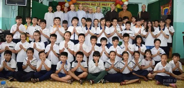 Phật đản đến sớm với các em lớp học tình thương Phật đản đến sớm với các em lớp học tình thương image-1731746500359