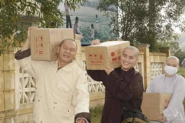 Phật giáo Đồng Tháp cứu trợ các tỉnh Miền trung image-1732292881981