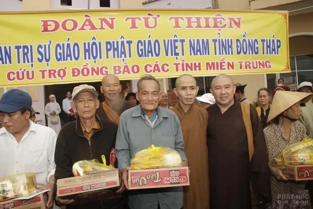 Phật giáo Đồng Tháp cứu trợ các tỉnh Miền trung image-1732292886632