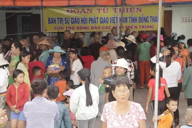 Phật giáo Đồng Tháp cứu trợ các tỉnh Miền trung image-1732292898785