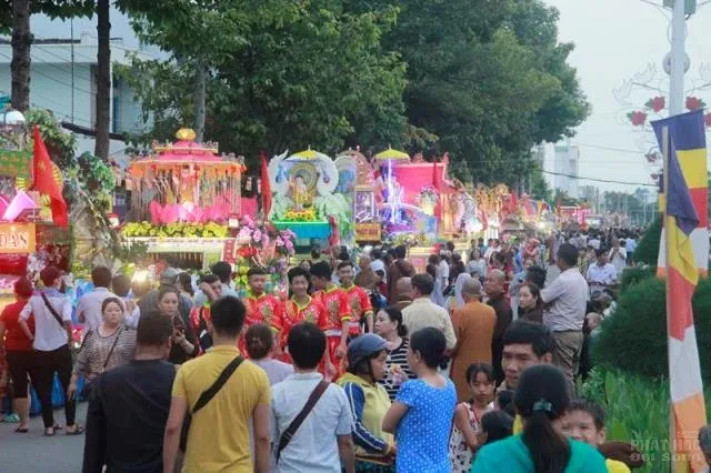 Phật giáo Đồng Tháp diễu hành xe hoa mừng Phật đản 2018 2 Phật giáo Đồng Tháp diễu hành xe hoa mừng Phật đản 2018 image-1732287846239