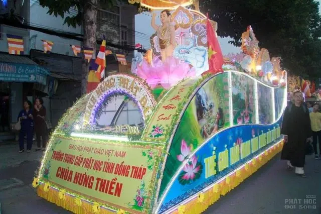 Phật giáo Đồng Tháp diễu hành xe hoa mừng Phật đản 2018 5 Phật giáo Đồng Tháp diễu hành xe hoa mừng Phật đản 2018 image-1732287848432